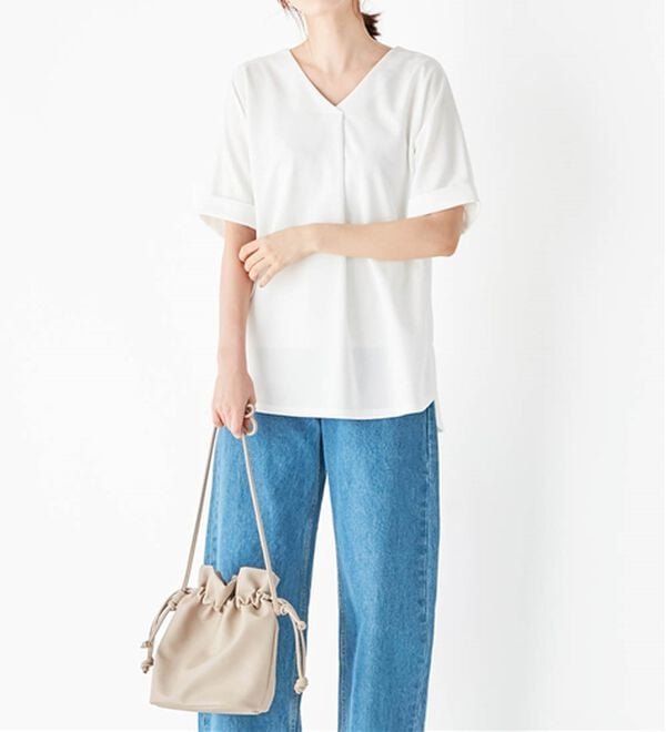 Viola e Viola（ヴィオラ エ ヴィオラ）の「【４つの機能付】ひんやり！すっきりＶネックＴシャツブラウス（カットソー）」｜詳細画像