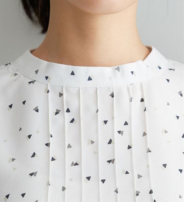 BELLUNA（ベルーナ）の「小紋柄タック使い袖フレアーブラウス（ブラウス）」｜詳細画像