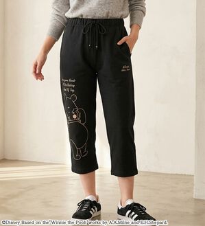 「＜Ｄｉｓｎｅｙ＞【プー】裏メッシュ刺しゅう使いクロプトパンツ（その他パンツ）」｜ブラック