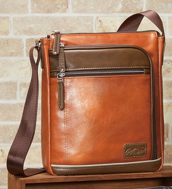 「＜クロコダイル＞トリプルファスナーショルダー（メンズショルダーバッグ）」｜キャメル