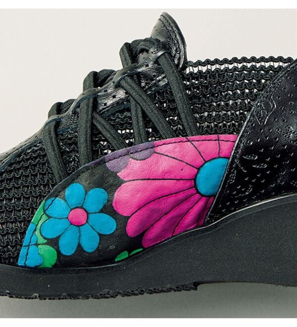 BELLUNA（ベルーナ）の「＜マテラ＞５Ｅ幅広フラワー本革型押シューズ（フラットシューズ）」｜詳細画像