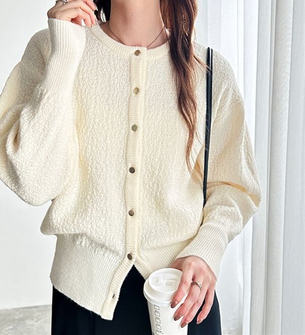 GeeRA（ジーラ）の「ゴールドボタン表面感クルーネックカーディガン（ニットカーディガン）」｜アイボリー