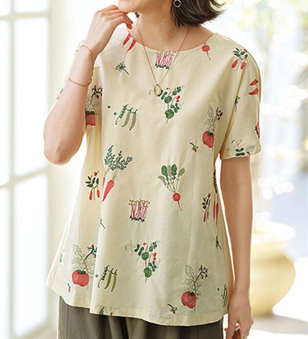 BELLUNA（ベルーナ）の「刺しゅうデザインゆったりプルオーバー（カットソー）」｜ベージュ系(野菜)