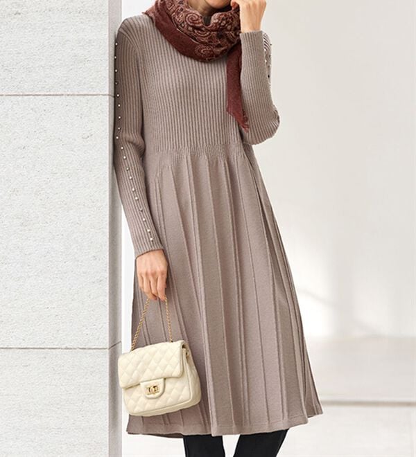 BELLUNA（ベルーナ）の「体型を拾いにくい！ビジュー使いプリーツ風ニットチュニックワンピース（チュニックワンピース）」｜詳細画像