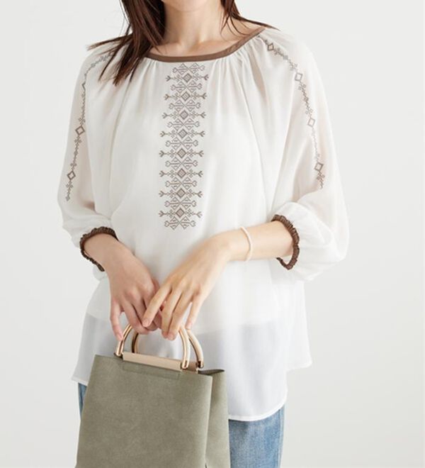 BELLUNA（ベルーナ）の「シフォン素材刺しゅうデザインブラウス（ブラウス）」｜詳細画像