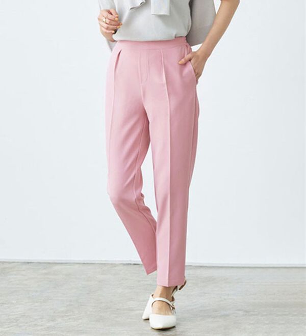 Pierrot（ピエロ）の「多機能ストレッチツイルテーパードパンツ（フルレングスパンツ）」｜ピンク
