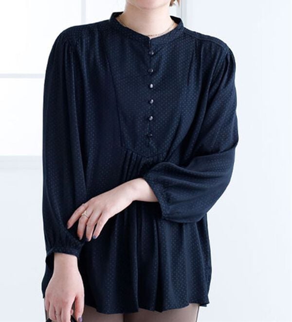 BELLUNA（ベルーナ）の「サテンドビー素材切替デザインブラウス（ブラウス）」｜ネイビー