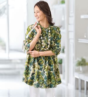 BELLUNA（ベルーナ）の「＜たくさん食べてもお腹安心！＞綿１００％ピンタック使いプリントチュニック（チュニック）」｜ベージュ系