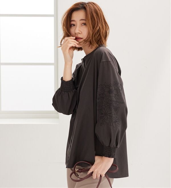 BELLUNA（ベルーナ）の「花柄袖刺しゅうデザインブラウス（ブラウス）」｜詳細画像