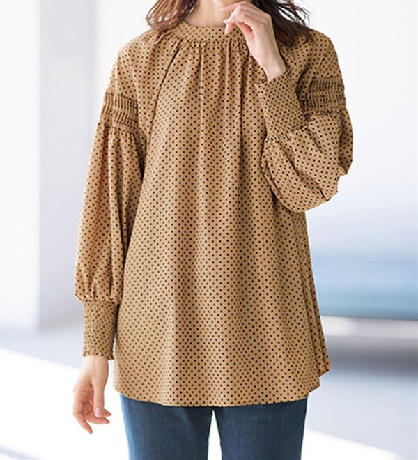 BELLUNA（ベルーナ）の「たっぷりギャザーのドット柄ブラウス（ブラウス）」｜キャメル系