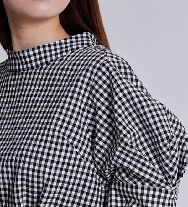 BELLUNA（ベルーナ）の「サッカー素材後ろボタンデザインブラウス（ブラウス）」｜詳細画像