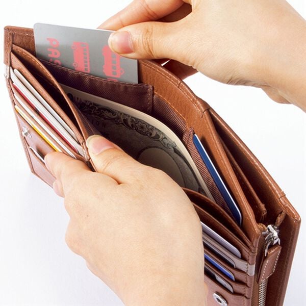 「＜ケン・コレクション＞収納力に優れた縦型二つ折り財布（メンズ財布・パスケース）」｜詳細画像