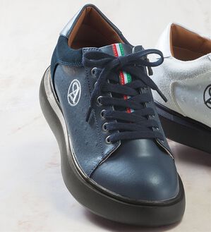 「＜アンティバ＞オーストリッチ調型押しスタイルアップスニーカー（メンズスニーカー）」｜ネイビー