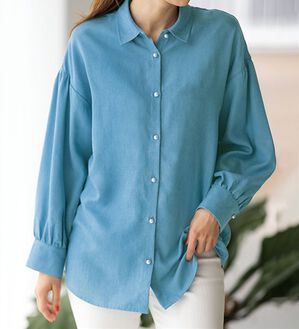 RANAN（ラナン）の「パール調ボタン使いデニム調シャツ（ブラウス）」｜ブルー