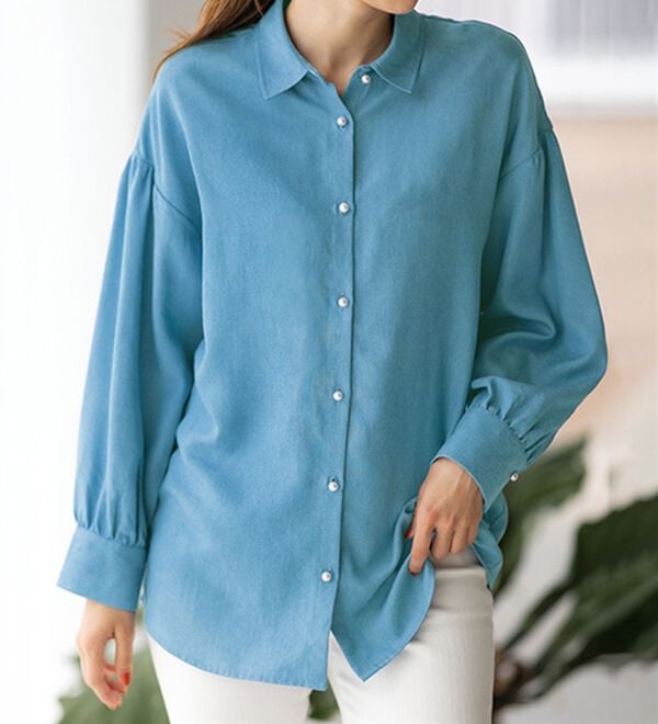 RANAN（ラナン）の「パール調ボタン使いデニム調シャツ（ブラウス）」｜ブルー