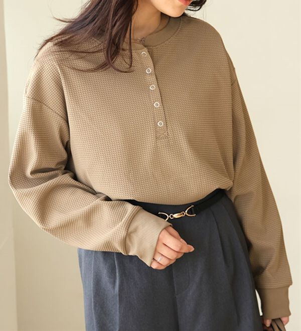 A HAPPY MARILYN（アハッピーマリリン）の「【大きいサイズ】【Ｌ～８Ｌ】着心地さらり　エアドライワッフルヘンリーネックロンＴ（Tシャツ）」｜ベージュ