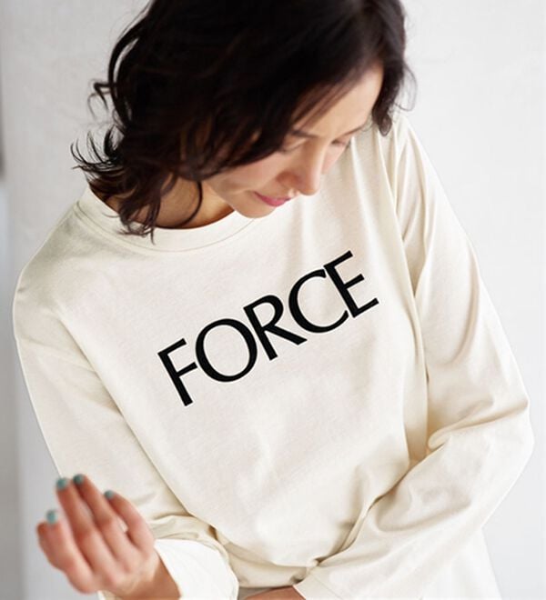 BELLUNA（ベルーナ）の「綿１００％素材フロッキーロゴ長袖Ｔシャツ（Tシャツ）」｜オフ白(黒ロゴ)