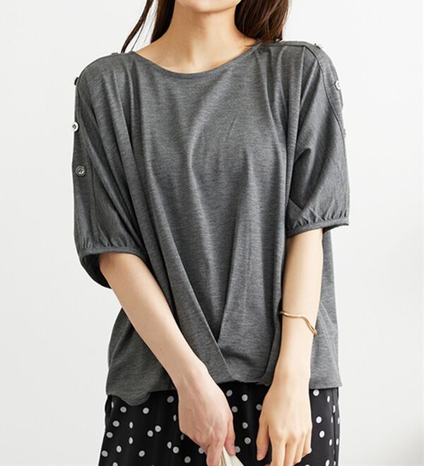 BELLUNA（ベルーナ）の「肩ボタンデザイン裾タックプルオーバー（カットソー）」｜詳細画像