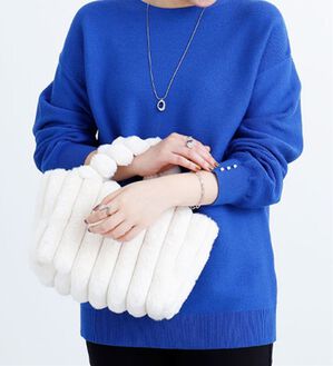 BELLUNA（ベルーナ）の「袖口パール使いもちもちニットプルオーバー（ニット・セーター）」｜ブルー