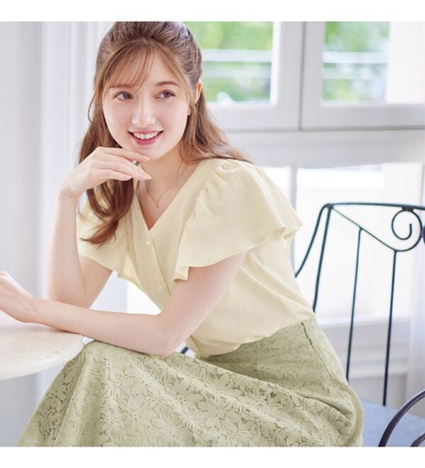 alotta（アロッタ）の「パール調ボタンフリル袖サマーニット【美人百花掲載】（ニット・セーター）」｜詳細画像