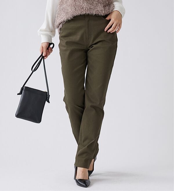 BELLUNA（ベルーナ）の「静電防止！蓄熱綿サテンストレッチカラーパンツ（フルレングスパンツ）」｜モカ