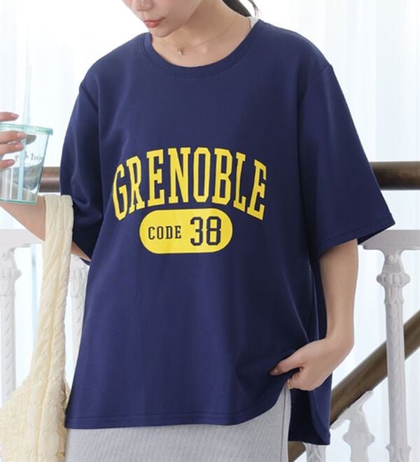 A HAPPY MARILYN（アハッピーマリリン）の「【Ｍ～８Ｌ】【接触冷感・ＵＶ対策】カレッジプリント裾ラウンドＴシャツ（Tシャツ）」｜ディープネイビー