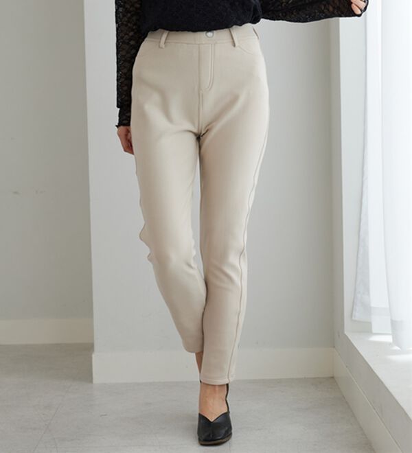 BELLUNA（ベルーナ）の「マシュマロみたいな裏ベロアなめらかストレッチパンツ（フルレングスパンツ）」｜詳細画像