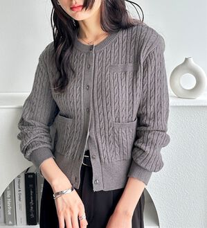 GeeRA（ジーラ）の「ミニケーブルニットカーディガン（その他カーディガン）」｜チャコールグレー