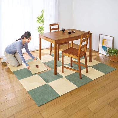 「床にピッタリつくウール１００％　吸着洗えるタイルカーペット（カーペット）」