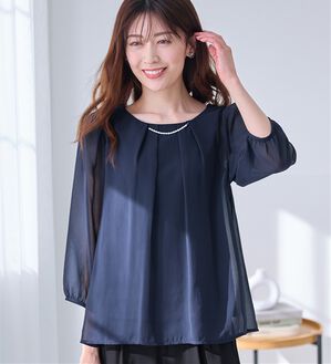 alotta（アロッタ）の「【５つの機能付】ひんやり！アクセ付シフォンタックブラウス（ブラウス）」｜ネイビー