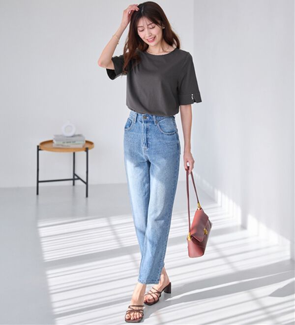 alotta（アロッタ）の「【選べる袖丈】柔らか綿混素材パール調ボタンＴシャツ（カットソー）」｜詳細画像