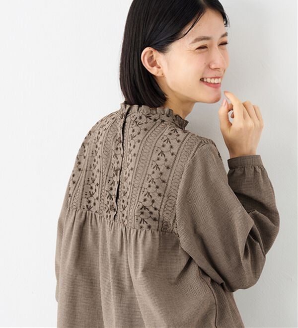 Viola e Viola（ヴィオラ エ ヴィオラ）の「パッと華やぐ繊細刺しゅうのフリル衿チュニックブラウス（チュニック）」｜詳細画像