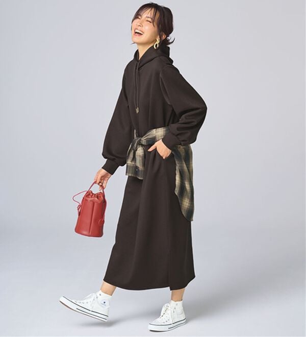 BELLUNA（ベルーナ）の「なめらかタッチ！もっちりん　フード付ロング丈ワンピース（その他ワンピース）」｜ブラウン