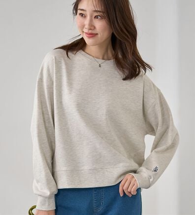 BELLUNA（ベルーナ）の「袖ワンポイント刺しゅう裏毛プルオーバー（カットソー）」