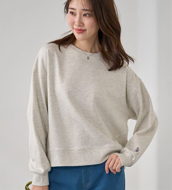 BELLUNA（ベルーナ）の「袖ワンポイント刺しゅう裏毛プルオーバー（カットソー）」｜詳細画像