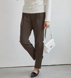 RANAN（ラナン）の「【選べる股下】ひんやり美脚シルエットタックパンツ（フルレングスパンツ）」｜ダークブラウン