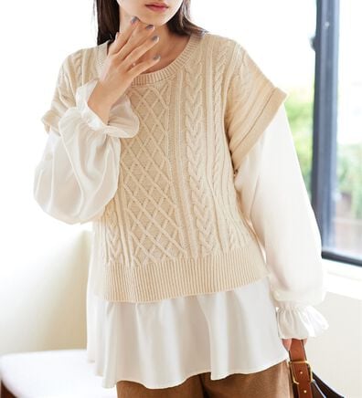 Viola e Viola（ヴィオラ エ ヴィオラ）の「１枚で重ね着が楽しめる！レイヤード風ケーブル編みニットトップス（ニット・セーター）」