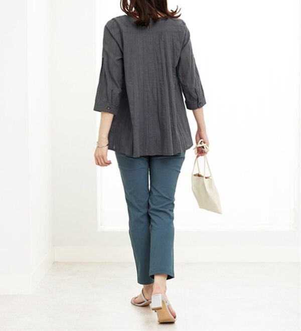 BELLUNA（ベルーナ）の「【店舗・ネット限定】シャドーストライプ素材タック使いブラウス（ブラウス）」｜詳細画像