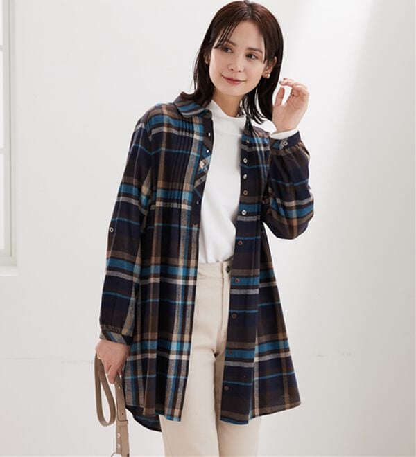 BELLUNA（ベルーナ）の「多ボタン使いチェック柄シャツチュニック（チュニック）」｜ネイビー&times;ターコイズ
