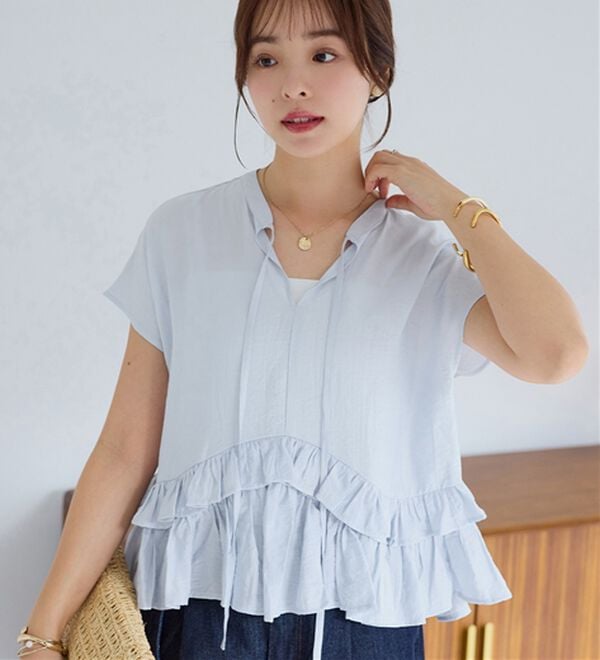 alotta（アロッタ）の「裾ティアードキーネックブラウス（ブラウス）」｜サックス