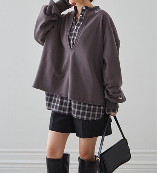 RANAN（ラナン）の「裏起毛Ｖネックロゴ刺しゅうスウェット（トレーナー・スウェット）」｜詳細画像