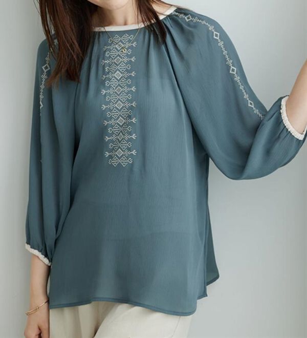 BELLUNA（ベルーナ）の「シフォン素材刺しゅうデザインブラウス（ブラウス）」｜詳細画像