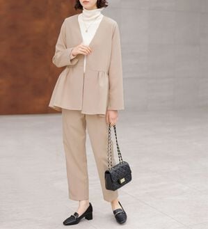 GeeRA（ジーラ）の「【2点セット】ペプラムジャケットセットアップスーツ（パンツスーツ）」｜ベージュ