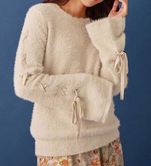 alotta（アロッタ）の「レースアップフレアー袖シャギーニット（ニット・セーター）」｜ライトベージュ