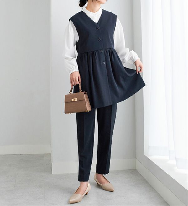 Viola e Viola（ヴィオラ エ ヴィオラ）の「【ブラウス付3点セット】コーデ決まるペプラムジレセットスーツ（パンツスーツ）」｜ネイビー