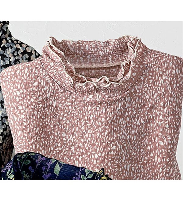 BELLUNA（ベルーナ）の「楊柳素材プリントハイネックプルオーバー（カットソー）」｜リーフ柄(ピンクベージュ)