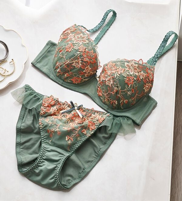 YU'NOW（ユナウ）の「ｔｏ　ｍｅｅブラ＆ショーツ（ブラジャー＆ショーツセット）」｜カーキ