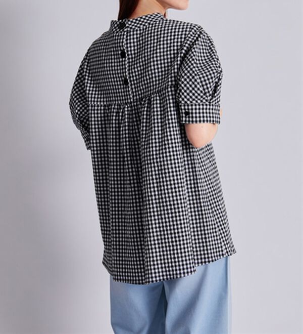 BELLUNA（ベルーナ）の「サッカー素材後ろボタンデザインブラウス（ブラウス）」｜詳細画像