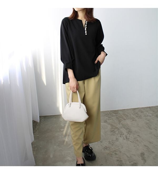 GeeRA（ジーラ）の「パール調ビーズ付キーネックブラウス（ブラウス）」｜詳細画像