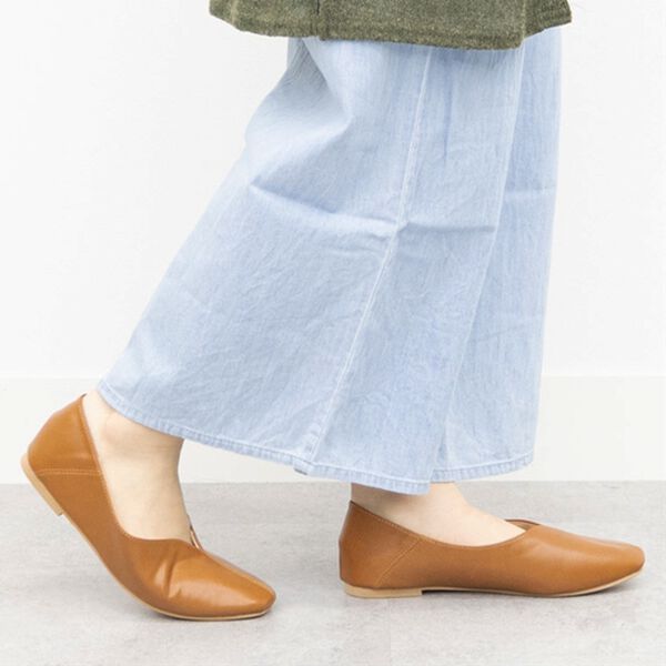 BELLUNA（ベルーナ）の「美ラインカッティングチラリ花柄パンプス（パンプス）」｜詳細画像